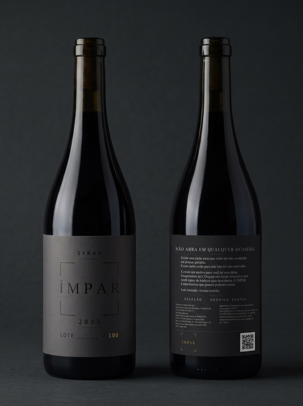 Duas garrafas do vinho Ímpar, frente e contrarrótulo, sobre fundo escuro
