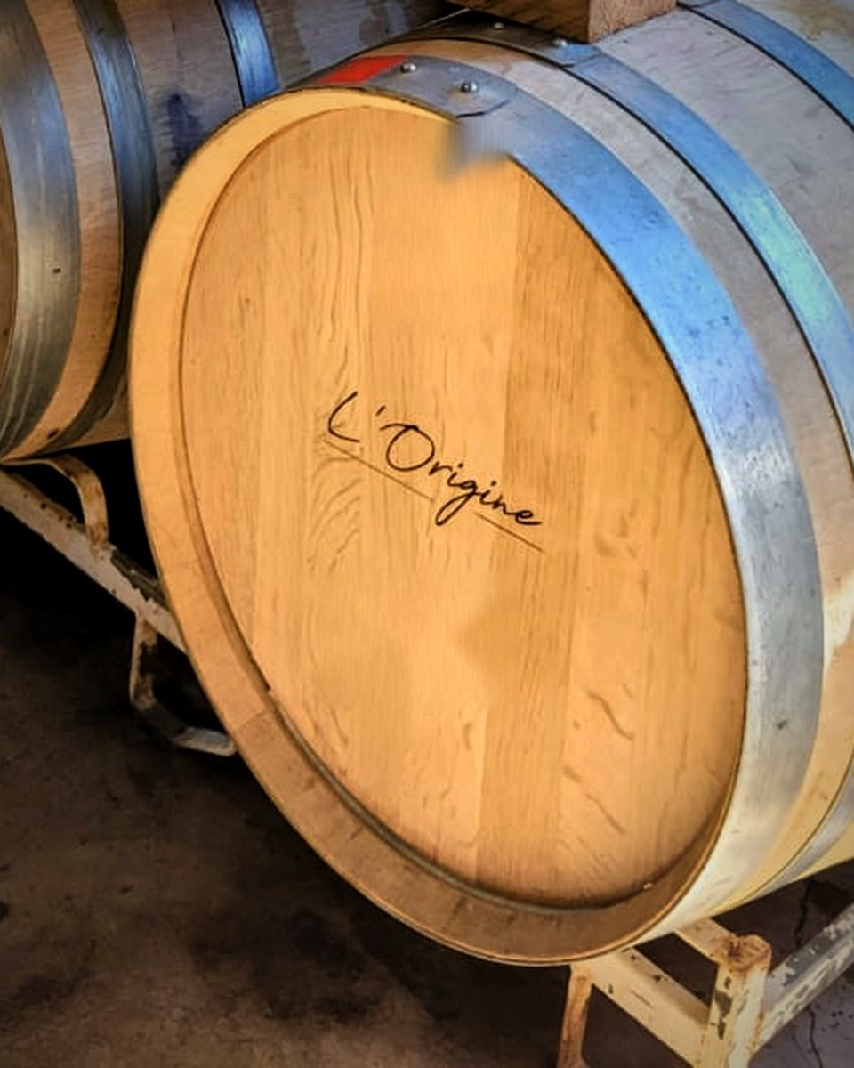 Tampo de uma barrica de carvalho com a gravação L'Origine